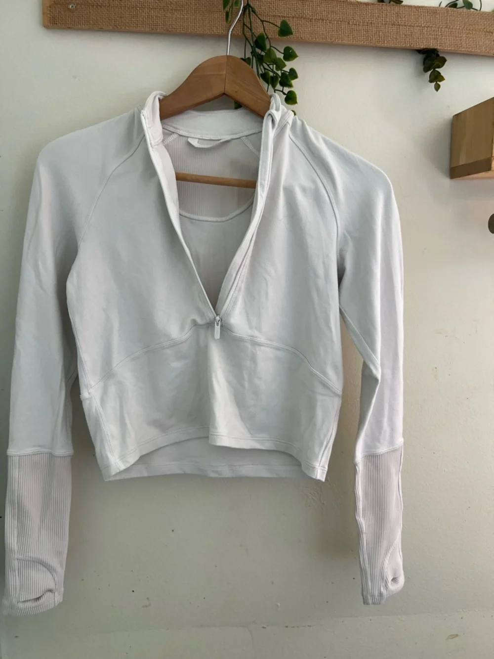 Lululemon White Cropped Athletic Zip Top – Size 4 - Picture 4 of 8